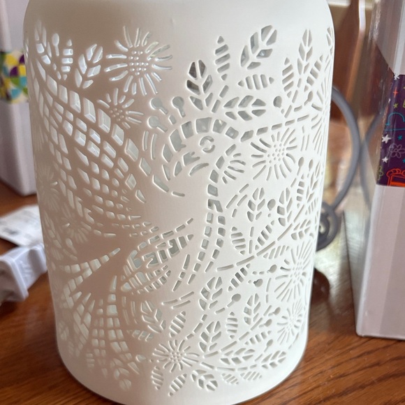 Scentsy Cream Hummingbird Etched Warmer - Picture 2 of 3